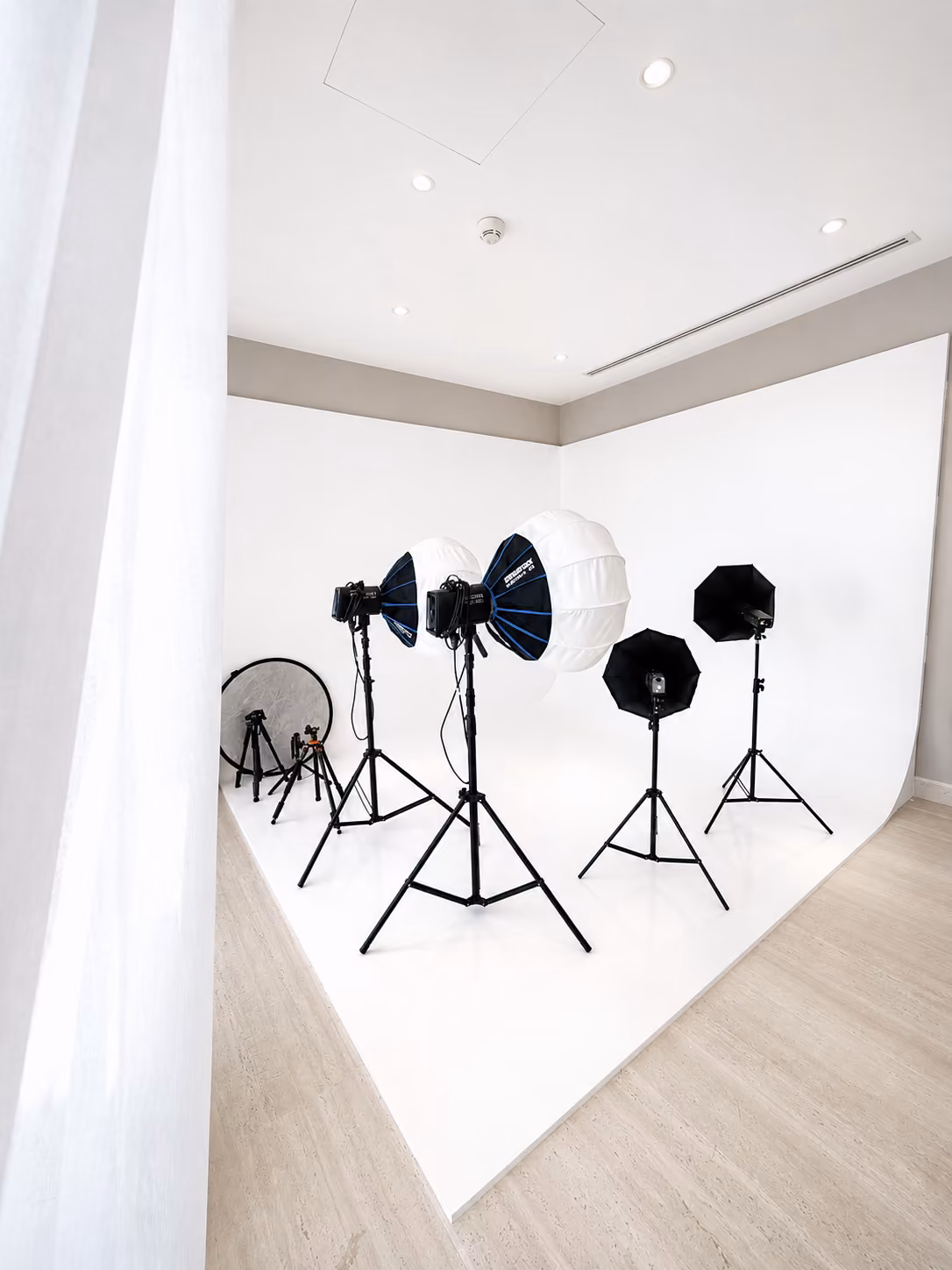 Siklorama arka fon ve profesyonel softbox aydınlatma düzeni
